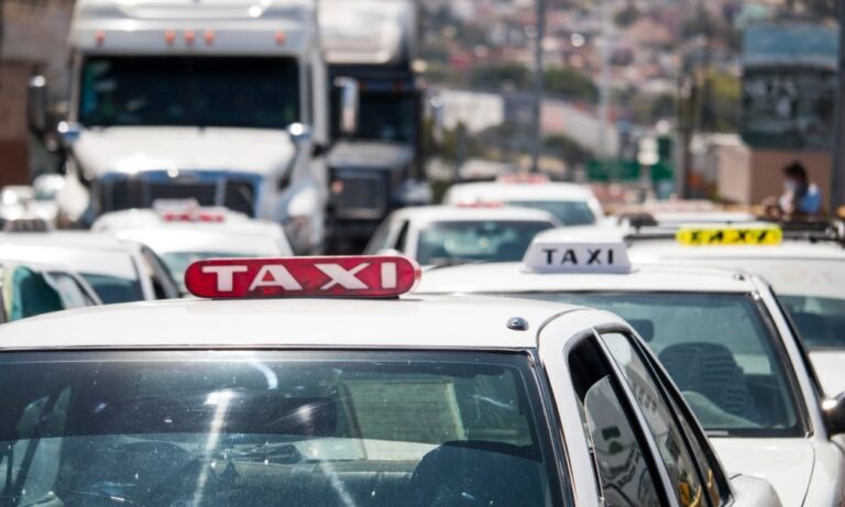 Tientan aplicaciones a taxistas