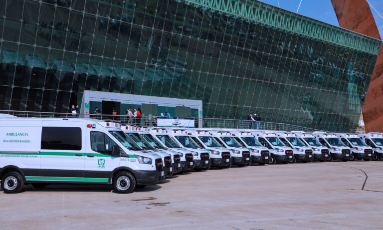 Entregan 18 nuevas ambulancias al IMSS