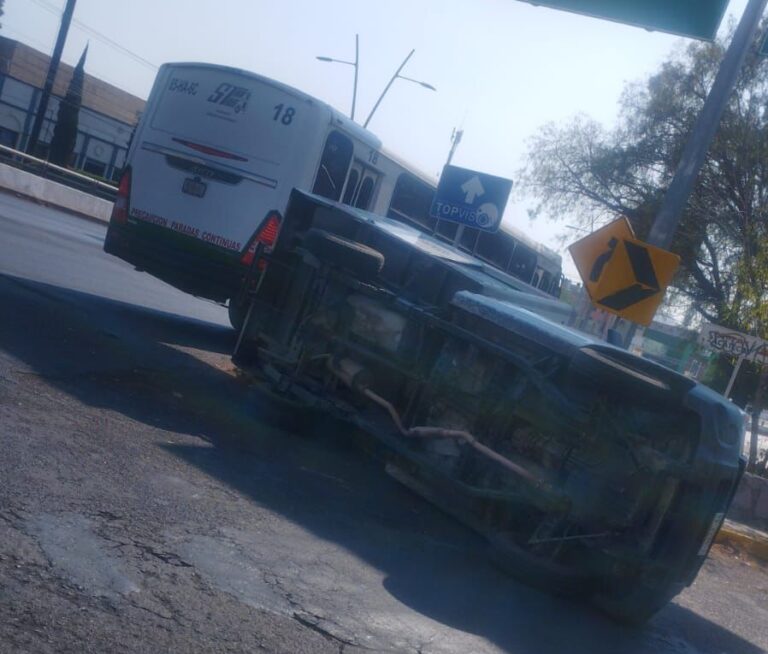 Chocan unidades de Parques Industriales y Correos de México