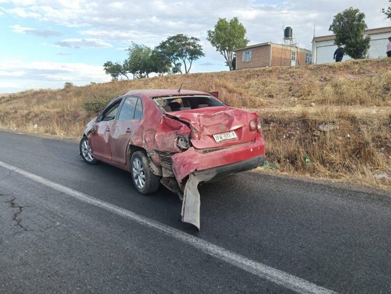 Mujer termina lesionada tras volcar su automóvil