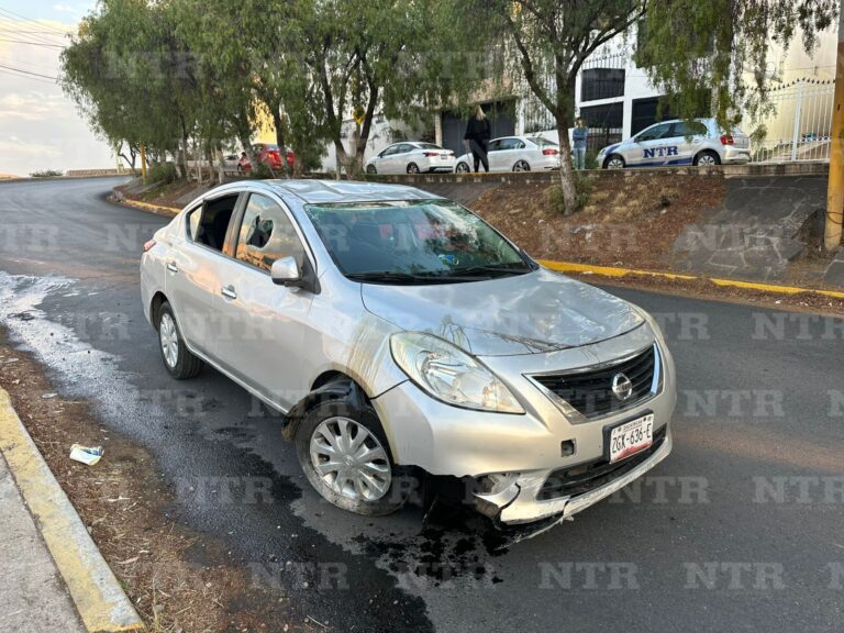 Tras volcar, ocupantes huyen y abandonan vehículo