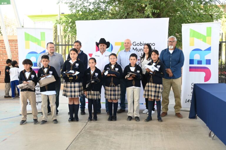 Entregan 25 uniformes faltantes en primaria