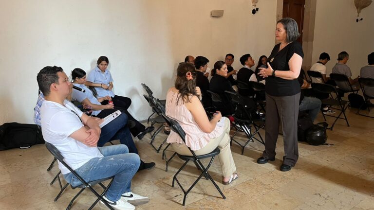 Capacitan a restauranteros en atención a comensales