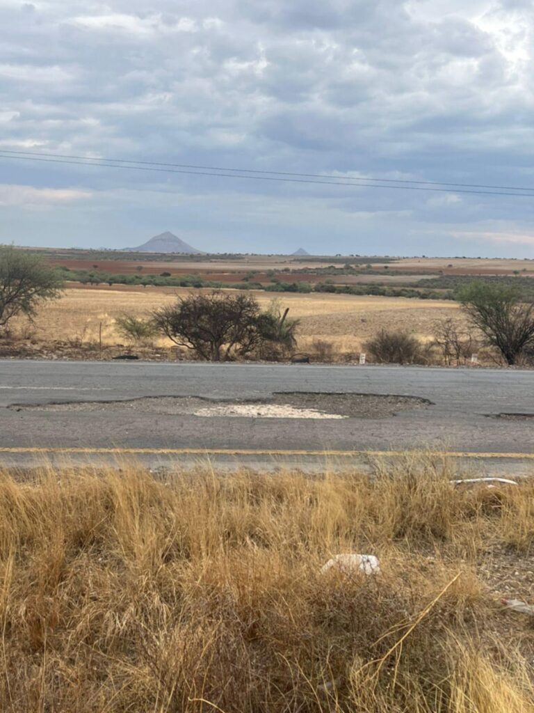 Causan daños a unidades baches en la federal 49
