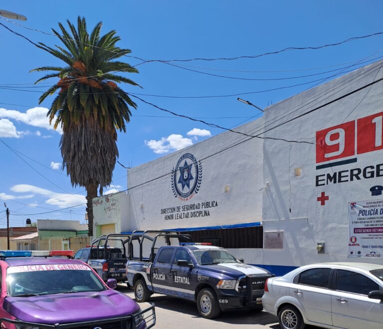 Arrojan explosivo a comandancia de policía