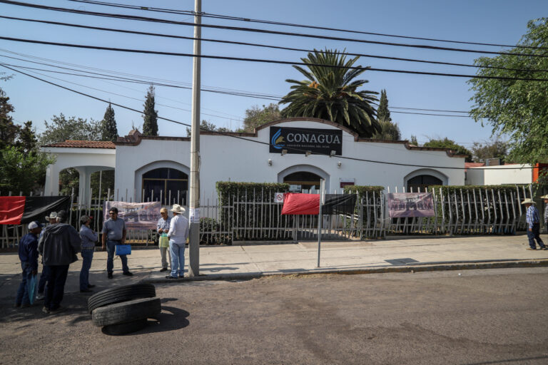 Bloquean agricultores oficinas federales