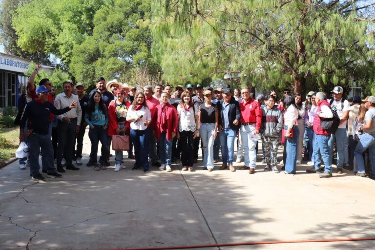 Escucha Jenny González las necesidades de los alumnos de Agronomía y Derecho