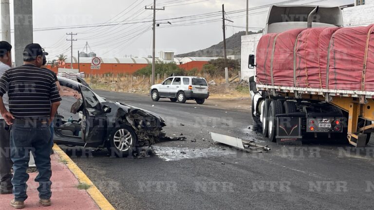 Choque contra quinta rueda deja una lesionada
