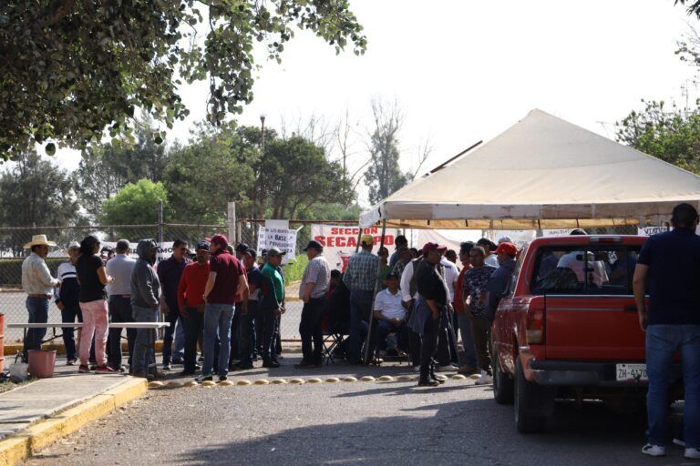 Continúa bloqueo en la Secampo; exigen destitución