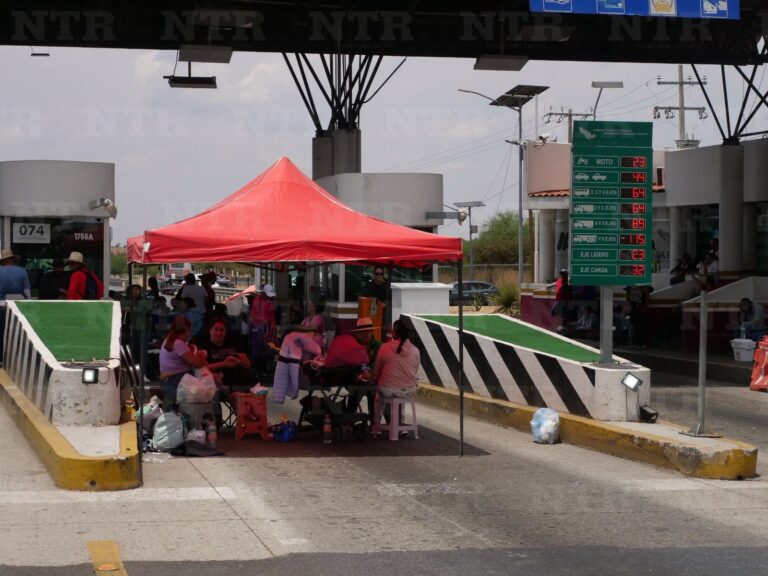 Escalan protestas de maestros; bloquean carreteras