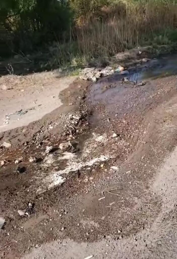 Denuncian gran fuga de agua en carretera a Bañon