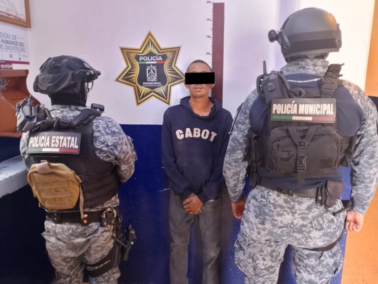Los detienen en posesión de drogas y una réplica de arma