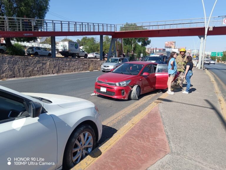 Obstruyen el tráfico después de chocar en el bulevar