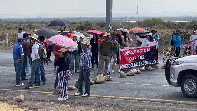 Presionan maestros: bloquean carreteras