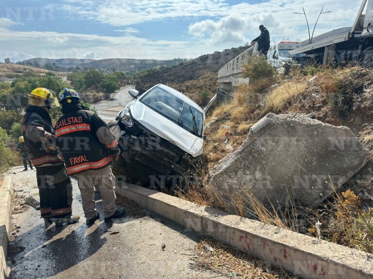 Se desbarranca auto en la Manuel Felguérez; no hay lesionados