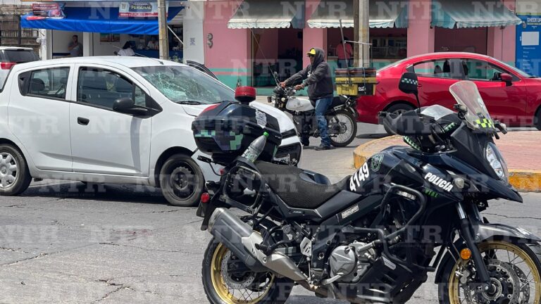 Se impactan coche y moto; hay una mujer lesionada
