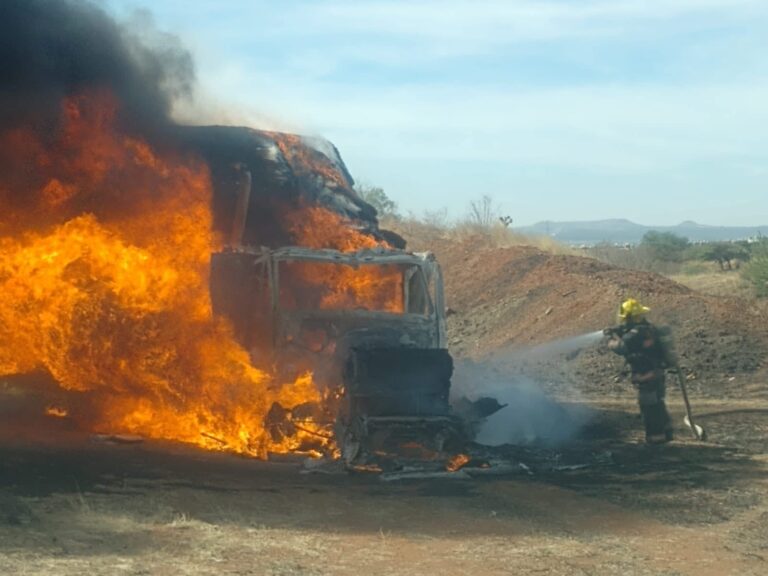 Se incendia camión de carga sobre la federal 45