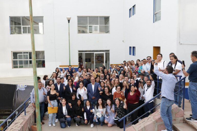 Visita Ángel Román la Unidad Académica de Docencia Superior
