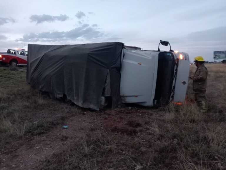 Vuelca camión en carretera de cuota federal 45