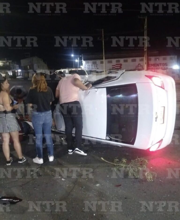 Chocan en la madruga dos vehículos y una moto