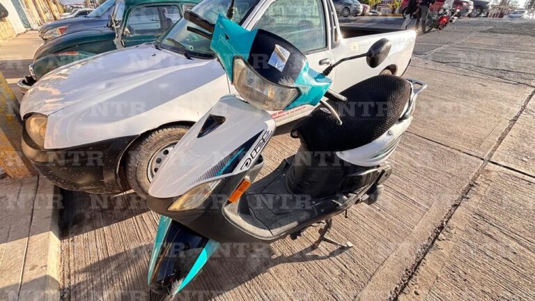 Cae mujer de su moto y termina en el hospital