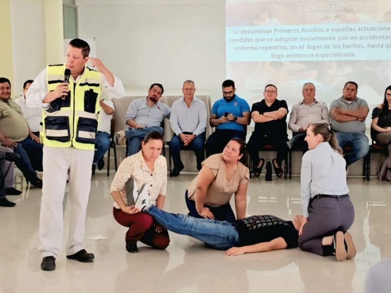 Capacitan a personal del Cecytez en primeros auxilios