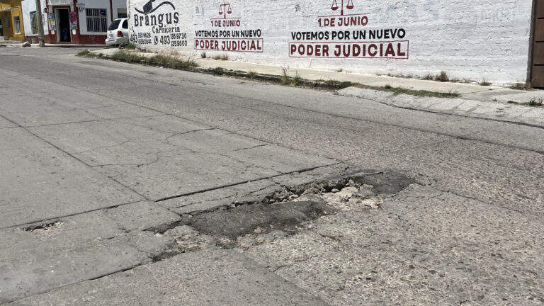 Entre baches y falta de luz viven en Lomas de Plateros