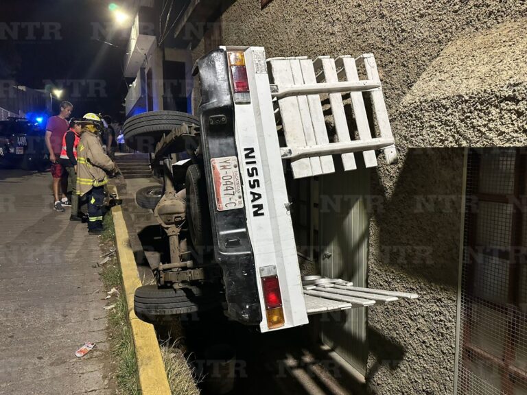Resultan lesionados dos adultos mayores en volcadura