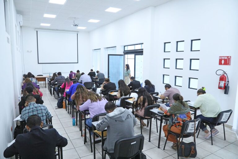 Aplican examen teórico a aspirantes a notificadores
