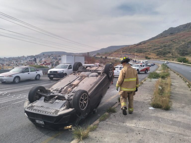 Chocan tres vehículos en Calzada de la Virgen; uno volcó