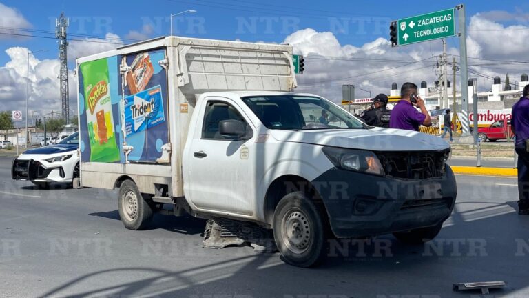 Chocan moto y auto en cruce de la avenida Plateros