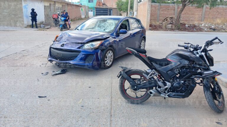 Chocan motociclista y automóvil en Las Flores