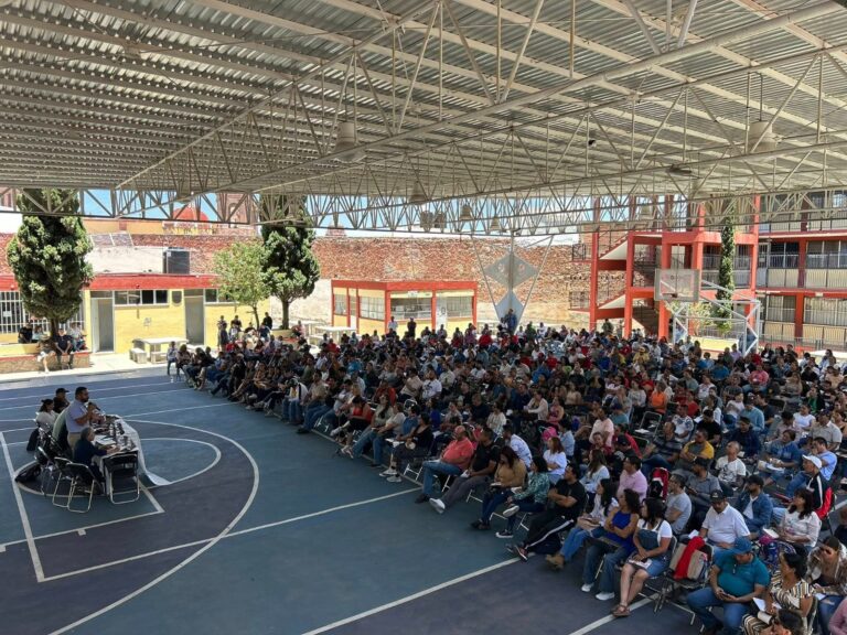 Continúa paro; esperan reunión con el gobierno
