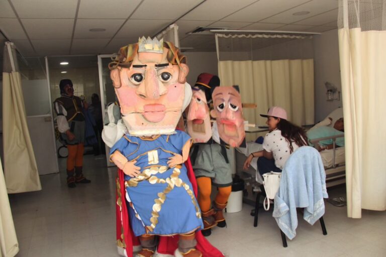 Convierten hospital en escenario teatral