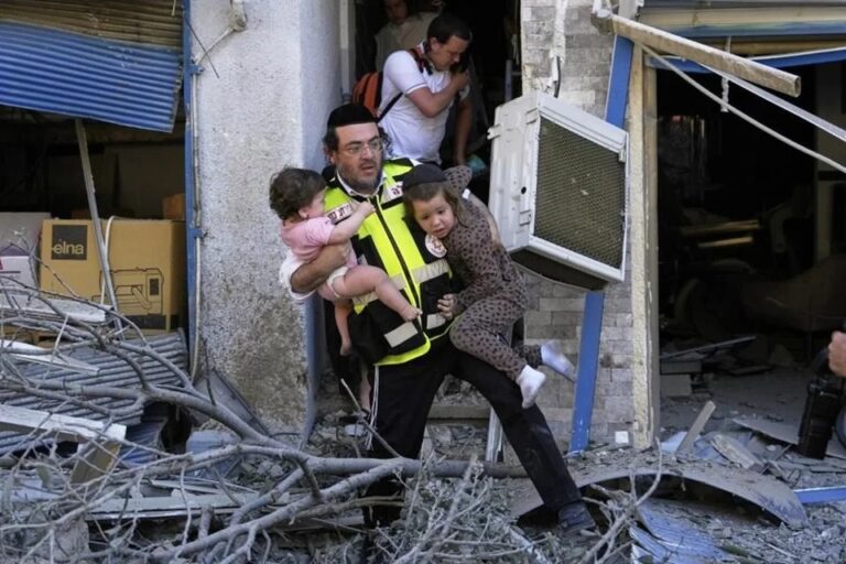 EU bombardea; Irán ataca Israel