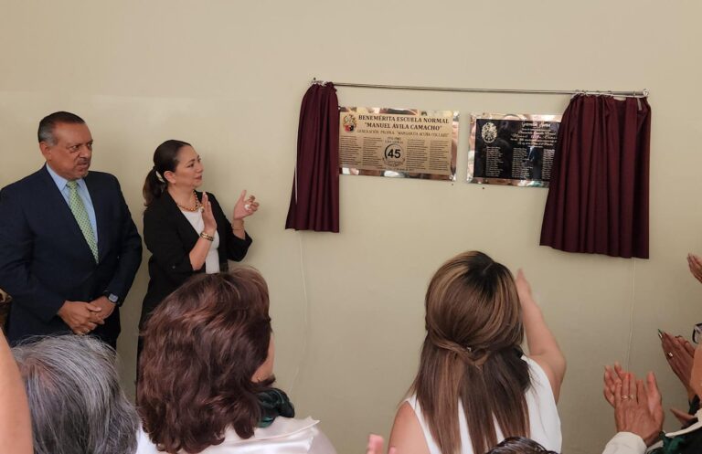 Generación 1976-1980 devela placa por 45 años de egreso de la BENMAC