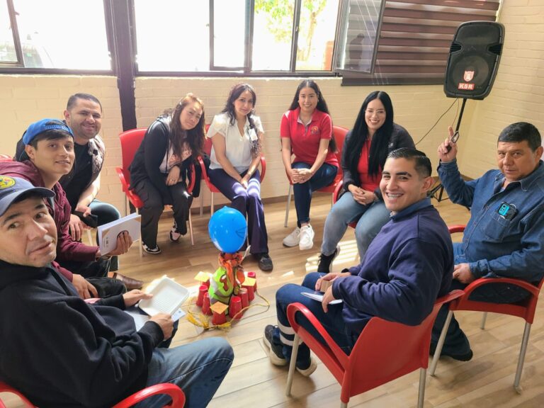 Imparten capacitación sobre motivación y trabajo en equipo
