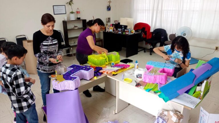 Impulsa SEDIF nuevo taller de elaboración de piñatas