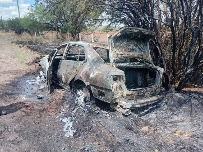Se incendia automóvil tras chocar en la 54