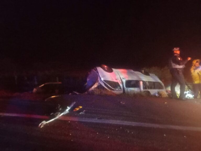 Mueren ocho personas en aparatoso choque carretero