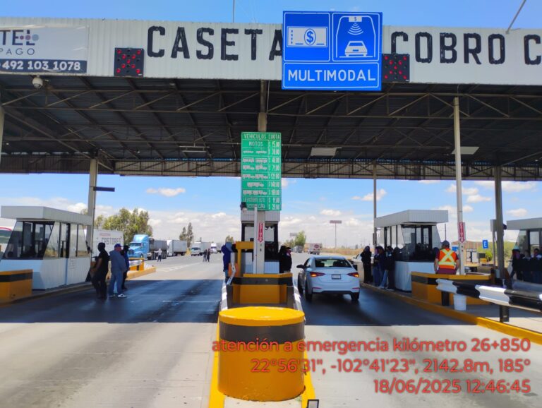 Normalistas toman casetas; exigen pago de becas
