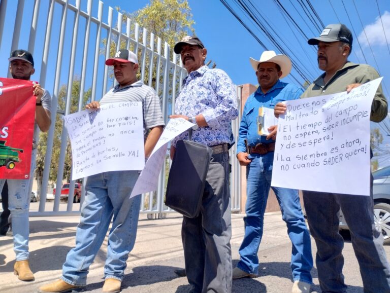 Productores bloquean oficinas de la Sader