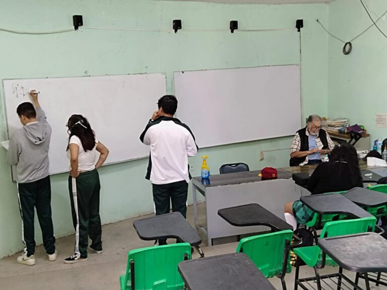 Promueve Cobaez su oferta educativa