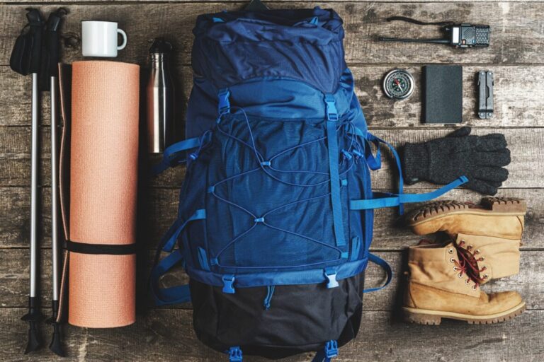 ¿Qué diferencia a una mochila de trekking de una mochila común?