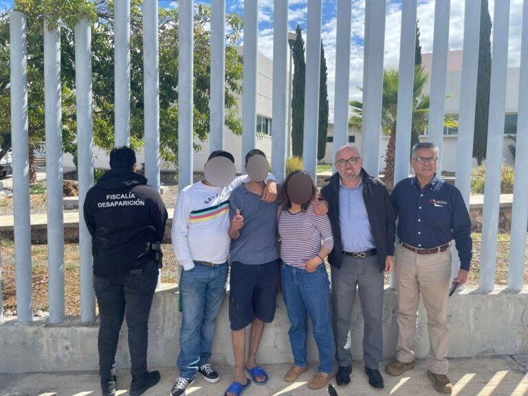 Reincorporan a su hogar a joven con ficha de búsqueda
