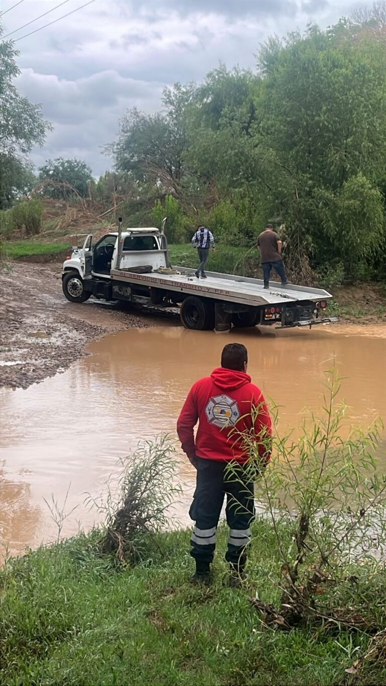 Recuperan vehículo en el Río Aguanaval