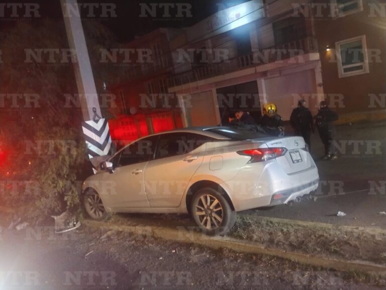 Se impacta coche contra poste; hay 4 heridos