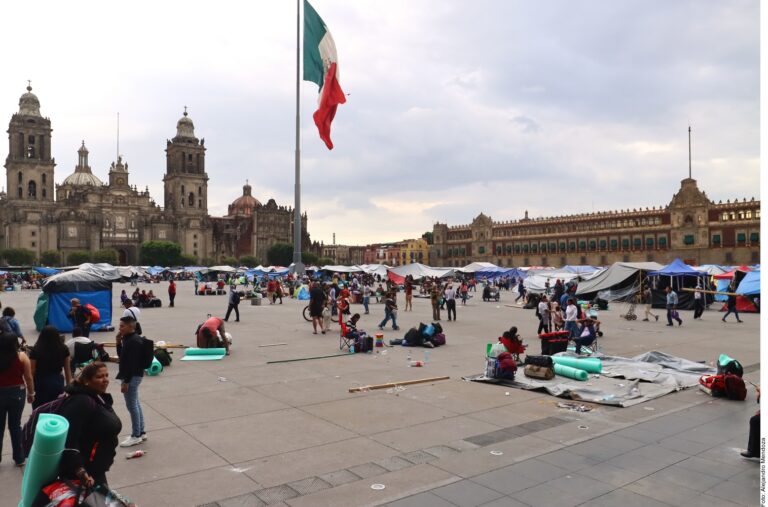 Se va CNTE con vandalismo; amaga con perseguir a CSP