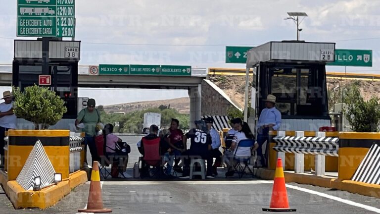 Persisten profes con la toma de casetas