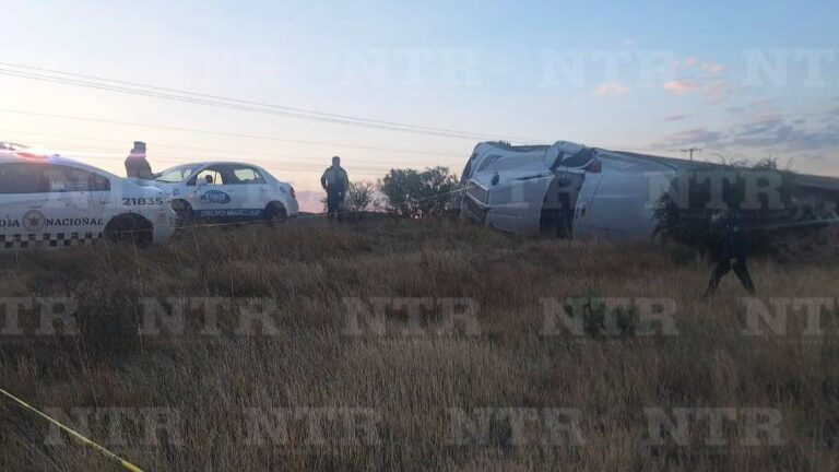 Conductor de tractocamión sale ileso de aparatosa volcadura